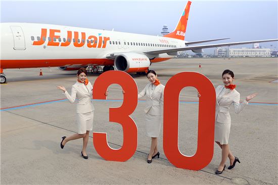 19일 김포공항에 도착한 제주공항 30번째 항공기 앞에서 승무원들이 포즈를 취하고 있다.