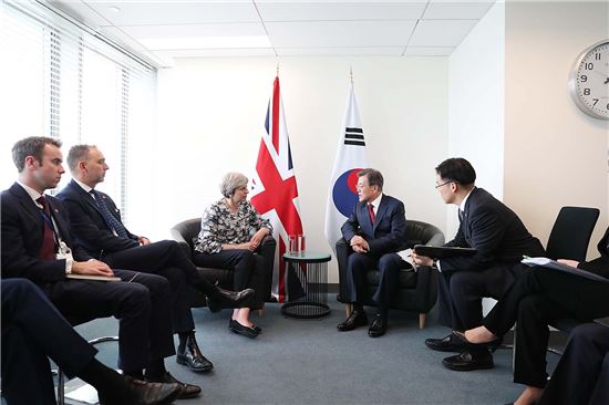문재인 대통령이 19일(현지시간) 미국 뉴욕에서 테레사 메이 영국 총리와 정상회담을 하고 있다.[사진=청와대]