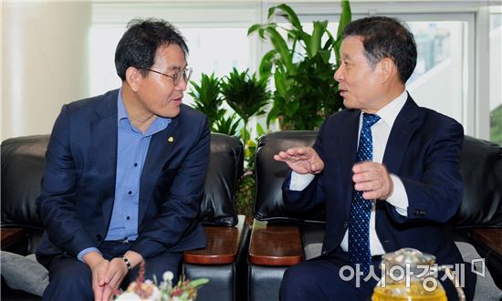 윤장현 광주시장·이재영 전남지사 권한대행 “광주·전남 현안, 형제애로 풀자”