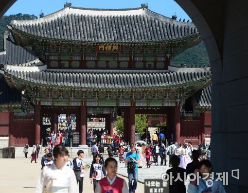 [포토]미세먼지 없는 날, 궁 찾는 시민들