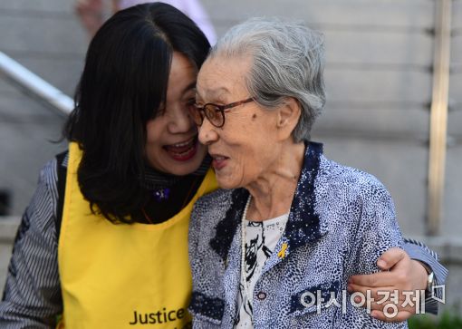 [포토]미소 짓는 김복동 할머니와 윤미향 대표 