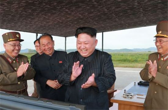 북한 김정은 노동당 위원장이 중장거리탄도미사일(IRBM)인 화성-12형 발사 훈련을 현지 지도했다고 16일 조선중앙통신이 보도했다.(사진=연합뉴스)