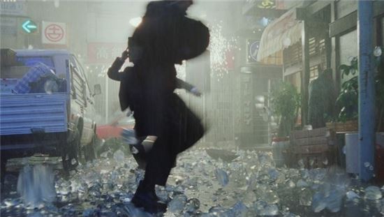 2004년 개봉했던 기상 재난영화 '투모로우'에 나온 초대형 우박이 도쿄시에 떨어지는 모습(사진=영화 '투모로우' 장면 캡쳐)