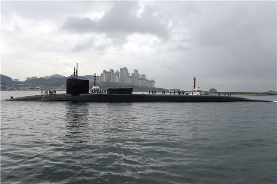 미 핵추진 잠수함 위치 이례적 공개… 북에 경고장