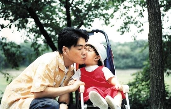 [사진출처=온라인커뮤니티] 故 김광석과 그의 딸