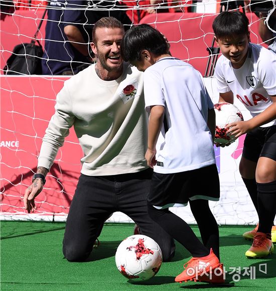 [포토]베컴의 쓰담쓰담, '잘했어~'