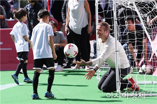 [포토]베컴, '아이들과 즐거운 축구 데이트'