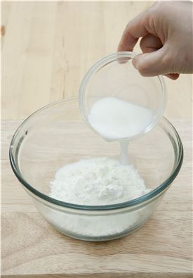 3. 볼에 밀가루, 우유 1+1/4컵을 넣고 달걀을 넣어 반죽한 후 소금으로 간을 맞춘다. 
