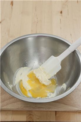 1. 파이 도우를 만든다. 버터를 크림 상태로 만들어 설탕과 소금을 넣어 섞은 다음 달걀을 두 세번에 나누어 넣고 골고루 섞는다.