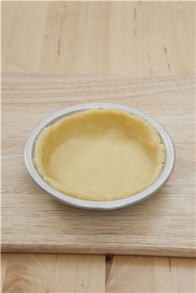 5. 휴지시킨 파이 도우를 냉장고에서 꺼내 밀대로 0.2cm 두께로 밀어 오븐용 틀에 맞춰 모양을 잡아 고구마 조림을 올린다. 파이 도우를 모양틀로 찍어 모양을 내어 올린다..