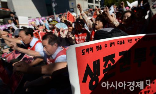민주노총 전국공공운수노조 서울경인공공서비스지부 서경지부 조합원 홍익대학교 비정규직 청소·경비 노동자 최저임금 생활임금 보장을 촉구하고 있다.