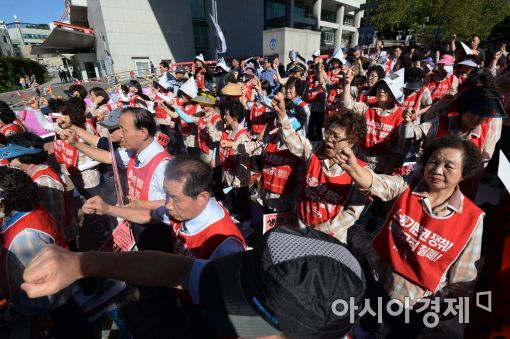 [포토]홍대 앞 생활임금 보장 촉구 결의대회 