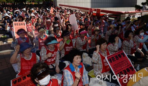 [포토]홍대 청소·경비 노동자 "생활임금 보장하라"