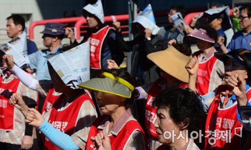 [포토]홍대 청소·경비 노동자 "생활임금 보장하라"
