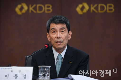 [포토]취재진 질문에 답하는 이동걸 산업은행 회장