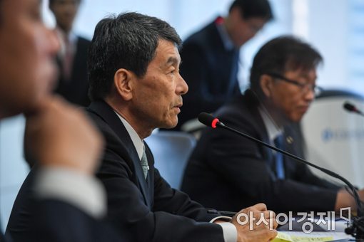 [포토]질의응답하는 이동걸 회장