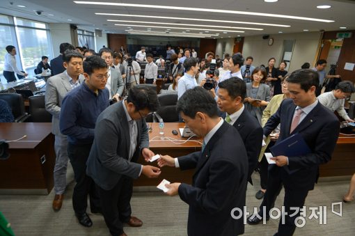 [포토]취재진과 인사하는 이동걸 산업은행 회장