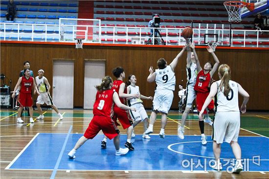 광주대 女농구 2017대학리그 챔프 1차전 승리…2년 연속 통합우승 눈앞