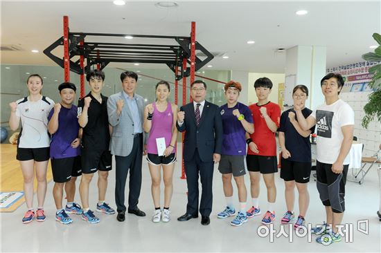 [포토]이은방 광주시의회 의장, 전국체전 광주선수단 격려