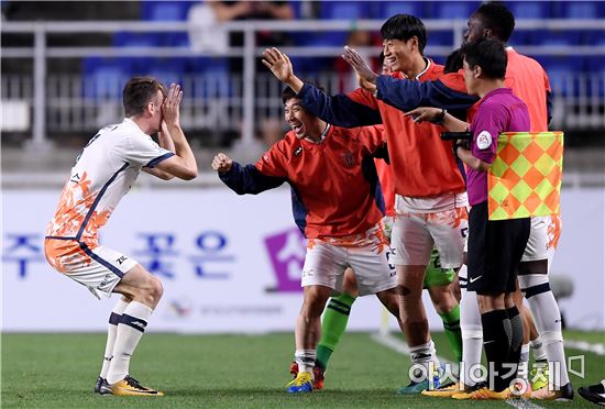 [포토]선제골 세리머니하는 제주 알렉스