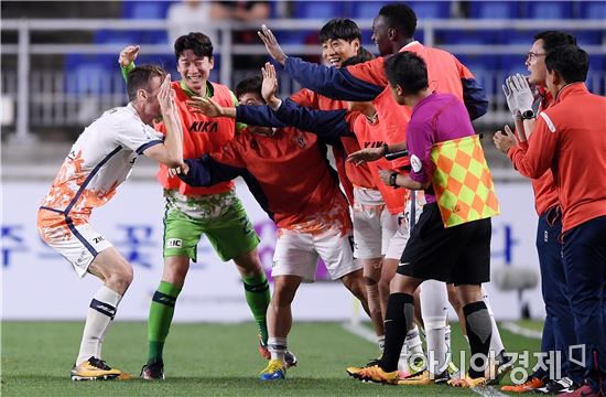 [포토]알렉스, '넓은 시야로 선제골 만들었어'
