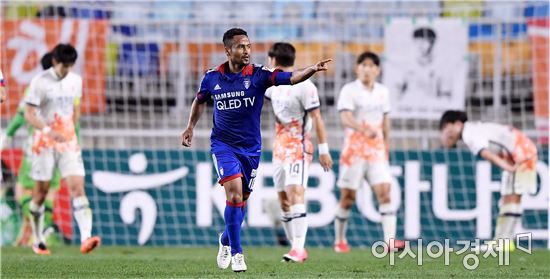 [포토]산토스, '수원의 진짜 공격은 지금부터야'