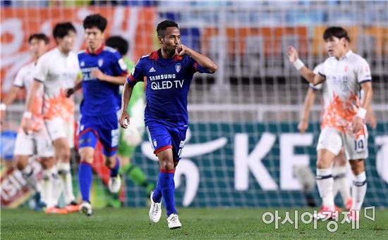 [포토]산토스, '만회골 세리머니'