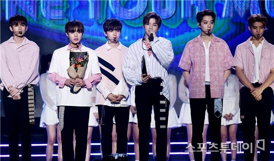 워너원 '소리바다 어워즈' 2관왕…"더 빛나는 워너원 될 것"