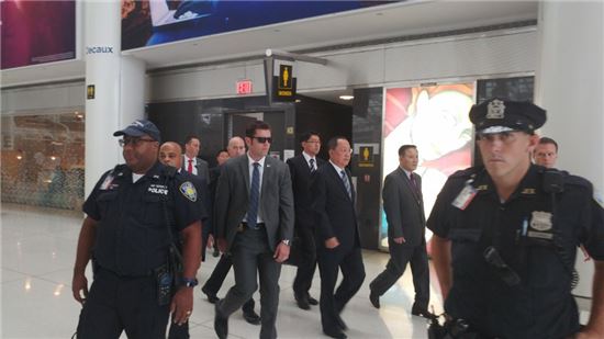 [이미지출처=연합뉴스] 20일(현지시간) 오후 리용호 북한 외무상이 미국 측의 경호를 받으며 뉴욕 JFK국제공항에 도착하고 있다.