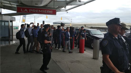 [이미지출처=연합뉴스] 리용호 북한 외무상이 20일(현지시간) 미국 뉴욕 JFK공항에 도착했다.