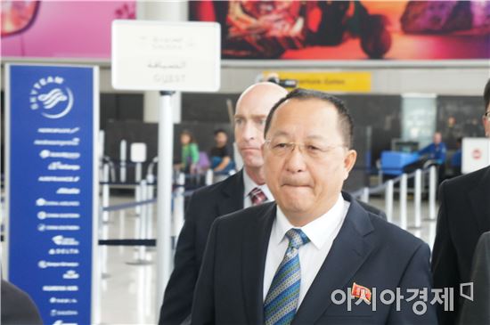 리용호 북한 외무상이 20일(현지시간) 미국 뉴욕 JFK국제공항에 도착했다. 취재진들의 질문에 답변하지 않고  공항을 떠났다.