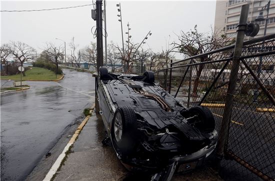 20일(현지시간) 허리케인 마리아가 덮친 푸에리토리코 산주안 도로 위에 차량 한 대가 강풍으로 뒤집혀 있다.(사진출처=EPA연합)