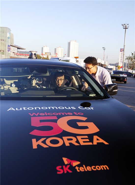 SK텔레콤 연구원들이 21일 자율주행차 고속도로 시험 주행에 앞서, 서울 만남의 광장 휴게소에서 차량에 내장된 인공지능컴퓨터 등을 최종 점검하고 있다. 
