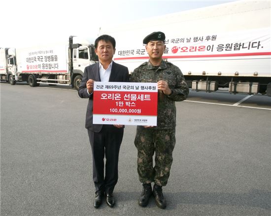 (왼쪽부터) 이경재 오리온 대표이사와 김인건 국군의 날 행사기획단장이 기념촬영을 하고 있다. 
