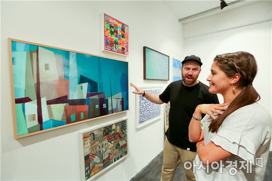 삼성전자, 영국 예술가 거리서 '더 프레임' 전시