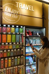 쌀쌀한 날씨 속 여름용품 매출 껑충…"황금연휴 해외여행族 영향"