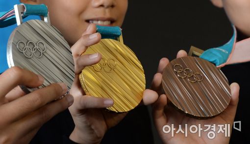[포토]이것이 '2018 평창동계올림픽 메달'