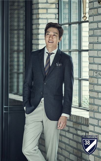 김래원, '여심 저격' 훈훈한 매력 화보 공개