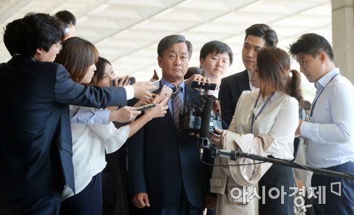 [포토]입 굳게 다문 이종명 전 국정원 3차장