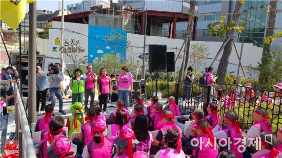 21일 서울 종로구 서울시교육청 정문 앞에서 전국학교비정규직연대회의 구성원들이 집회를 열고 있다.