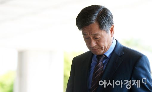 [포토]고개 숙인 '국정원 댓글공작 실무책임자' 이종명 전 3차장