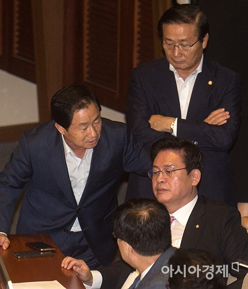 [포토]표정 굳은 정우택 원내대표