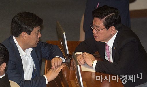 [포토]이야기 나누는 정우택·김선동