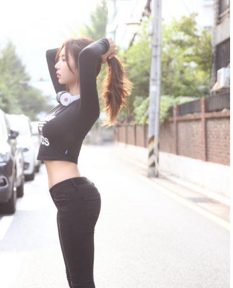 예정화 ‘남심 저격’ 머리카락을 올리며 아름다운 명품라인 눈길