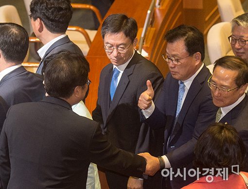[포토]김명수 대법원장 인준안 가결, '엄지척'