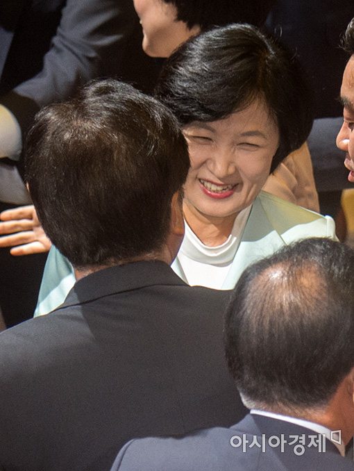 [포토]김명준 인준안 가결, 밝게 웃는 추미애 대표