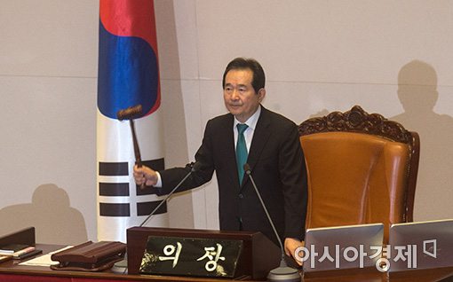 [포토]김명수 대법원장 후보자 본회의 통과