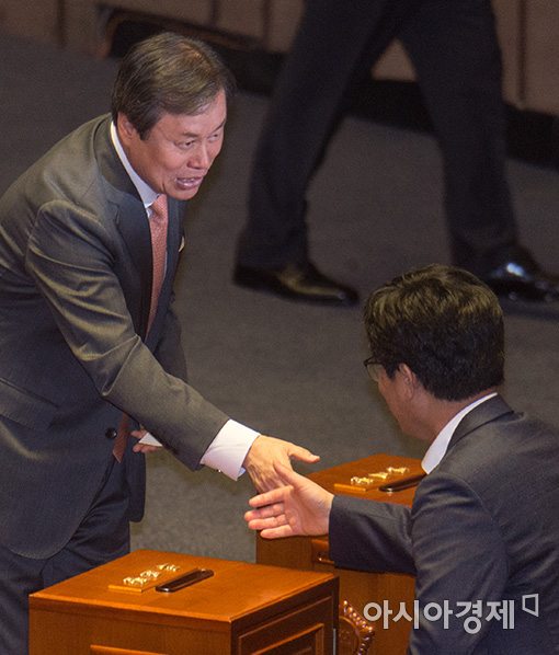 [포토]김명수 인준안 투표하는 도종환 장관