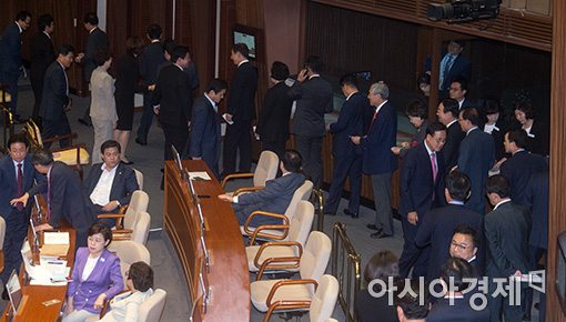[포토]김명수 대법원장 후보자 인준안 투표하는 자유한국당