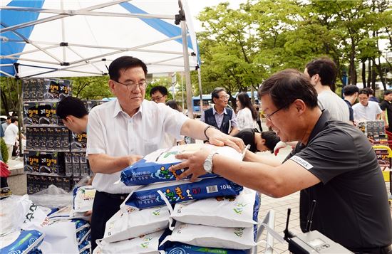 지난해 희망나눔의 장 추석 물품 나르는 유덕열 동대문구청장과 직원들 